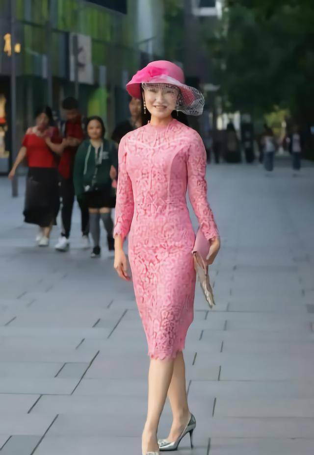 么颜色的鞋子呢？年纪不同喜欢的颜色也不同AG真人游戏第一品牌粉色裙子适合搭配什(图2)