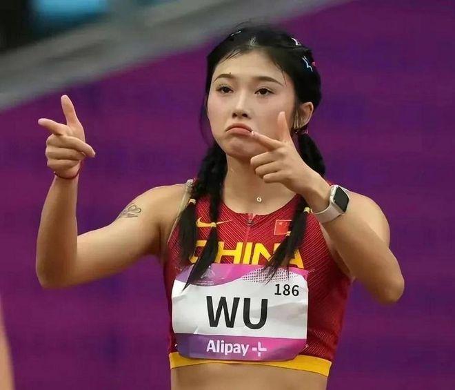 爆全网 “无风裤”造型遭网友道德审判AG真人平台大尺度！吴艳妮性感广告引(图3)