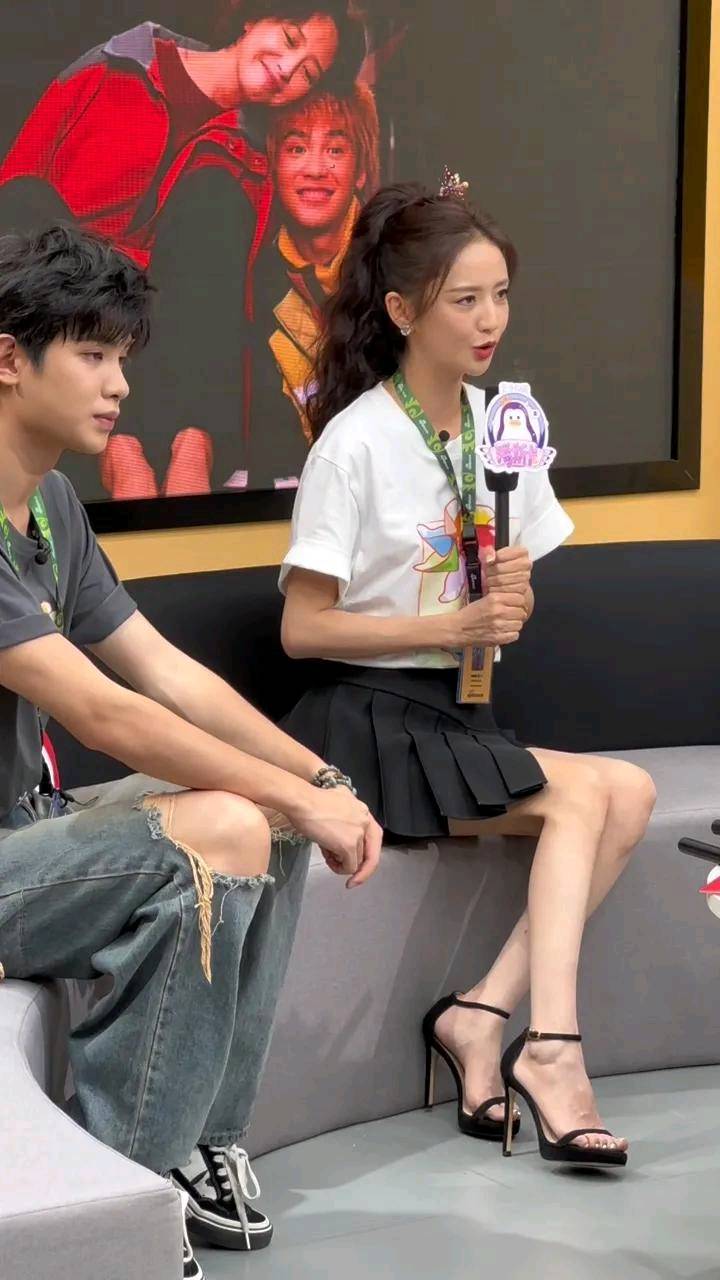 鞋搭配百褶裙少女感爆棚丫丫简直美炸啦AG真人网站佟丽娅穿黑色一字带高跟(图2)