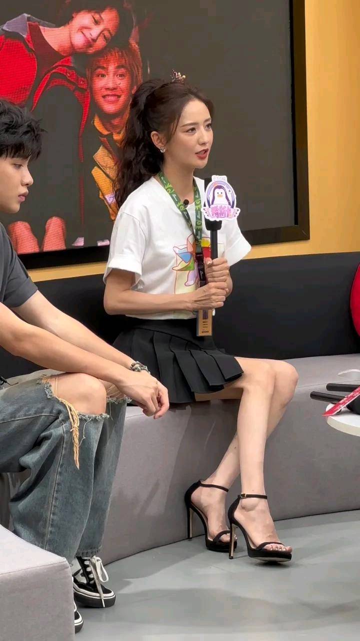 鞋搭配百褶裙少女感爆棚丫丫简直美炸啦AG真人网站佟丽娅穿黑色一字带高跟(图4)