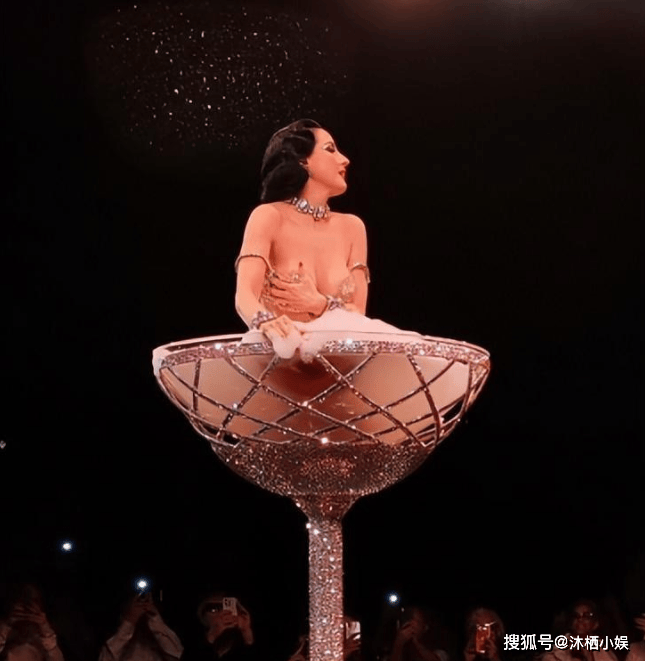 周的我看到了一场“国王的新衣”秀AG真人国际太辣眼了！从巴黎时装(图2)