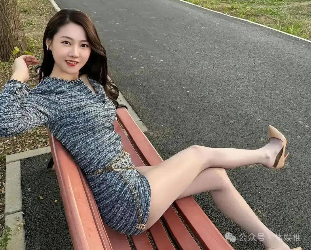 园时尚大片：灰色与高跟鞋演绎性感女神范AG真人游戏第一品牌美女长腿诱惑丨公(图3)