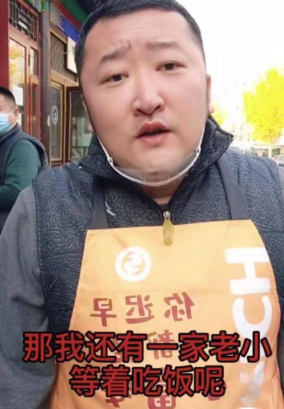 鞋！本人回应：不偷不抢挣得都是干净钱AG真人登录爆火演员竟在街头摆摊刷(图3)