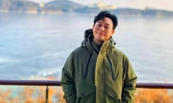 鞋！本人回应：不偷不抢挣得都是干净钱AG真人登录爆火演员竟在街头摆摊刷(图4)