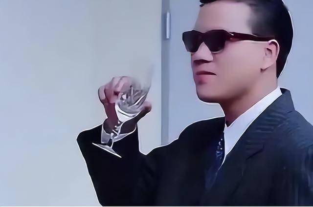 鞋！本人回应：不偷不抢挣得都是干净钱AG真人登录爆火演员竟在街头摆摊刷(图6)