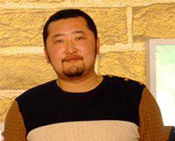 鞋！本人回应：不偷不抢挣得都是干净钱AG真人登录爆火演员竟在街头摆摊刷(图7)