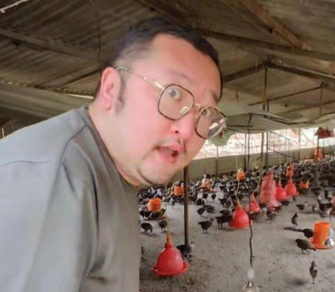 鞋！本人回应：不偷不抢挣得都是干净钱AG真人登录爆火演员竟在街头摆摊刷(图9)