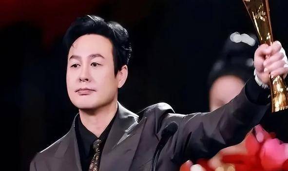 鞋！本人回应：不偷不抢挣得都是干净钱AG真人登录爆火演员竟在街头摆摊刷(图10)