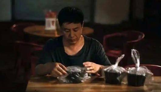 鞋！本人回应：不偷不抢挣得都是干净钱AG真人登录爆火演员竟在街头摆摊刷(图11)