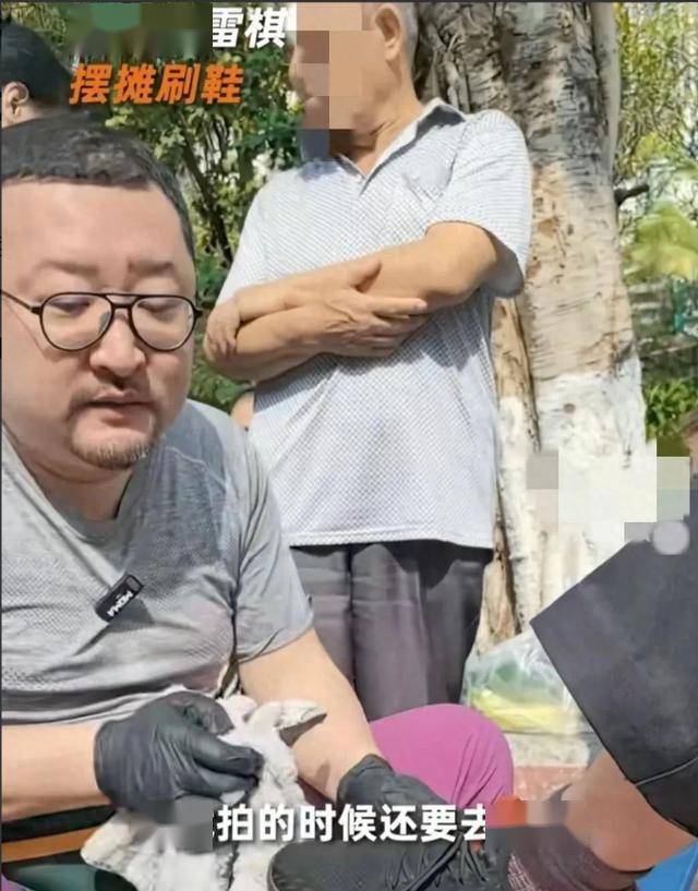 鞋！本人回应：不偷不抢挣得都是干净钱AG真人登录爆火演员竟在街头摆摊刷(图14)