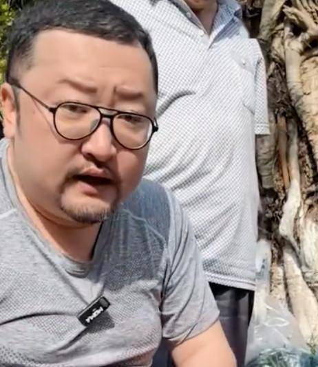 鞋！本人回应：不偷不抢挣得都是干净钱AG真人登录爆火演员竟在街头摆摊刷(图16)