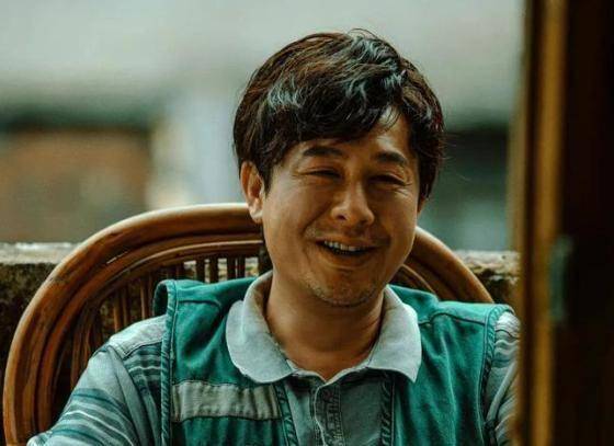 鞋！本人回应：不偷不抢挣得都是干净钱AG真人登录爆火演员竟在街头摆摊刷(图20)