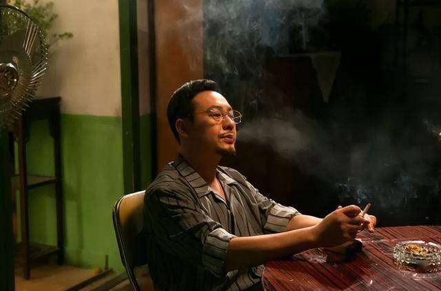 鞋！本人回应：不偷不抢挣得都是干净钱AG真人登录爆火演员竟在街头摆摊刷(图25)