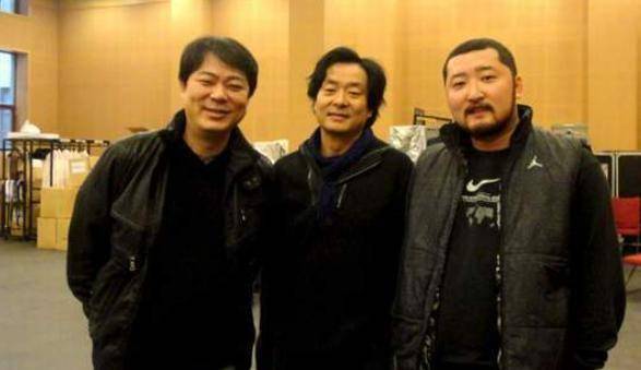 鞋！本人回应：不偷不抢挣得都是干净钱AG真人登录爆火演员竟在街头摆摊刷(图21)