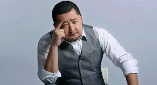 鞋！本人回应：不偷不抢挣得都是干净钱AG真人登录爆火演员竟在街头摆摊刷(图23)