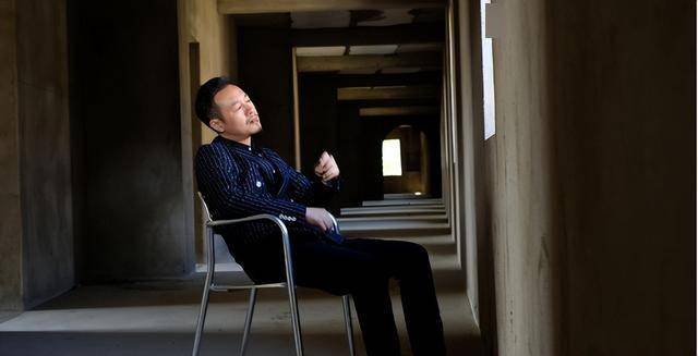 鞋！本人回应：不偷不抢挣得都是干净钱AG真人登录爆火演员竟在街头摆摊刷(图24)