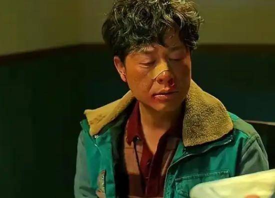 鞋！本人回应：不偷不抢挣得都是干净钱AG真人登录爆火演员竟在街头摆摊刷(图27)
