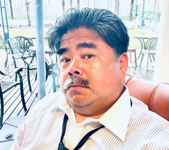 鞋！本人回应：不偷不抢挣得都是干净钱AG真人登录爆火演员竟在街头摆摊刷(图29)
