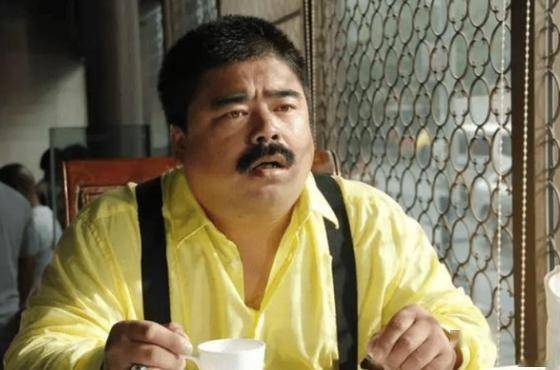 鞋！本人回应：不偷不抢挣得都是干净钱AG真人登录爆火演员竟在街头摆摊刷(图32)
