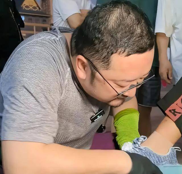 鞋！本人回应：不偷不抢挣得都是干净钱AG真人登录爆火演员竟在街头摆摊刷(图35)