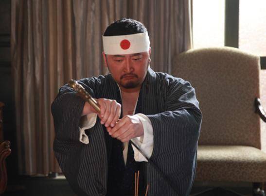 鞋！本人回应：不偷不抢挣得都是干净钱AG真人登录爆火演员竟在街头摆摊刷(图37)