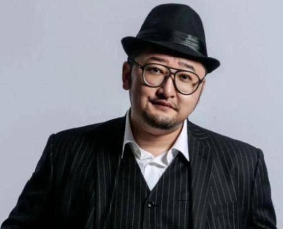 鞋！本人回应：不偷不抢挣得都是干净钱AG真人登录爆火演员竟在街头摆摊刷(图39)