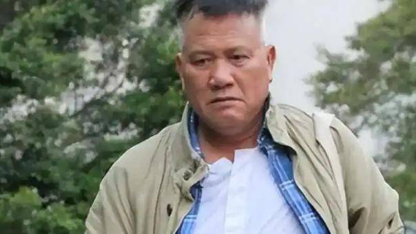 鞋！本人回应：不偷不抢挣得都是干净钱AG真人登录爆火演员竟在街头摆摊刷(图41)